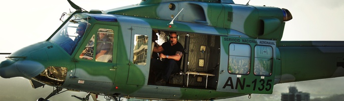 Dwayne Johnson en helicóptero en 'The Hero'