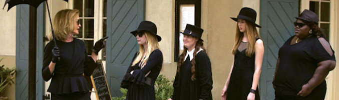 Jessica Lange con Emma Roberts, Jamie Brewer, Taissa Farmiga y Gabourey Sidibe en 'American Horror Story: Coven'