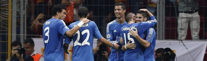 Los jugadores del Real Madrid durante el encuentro con el Galatasaray