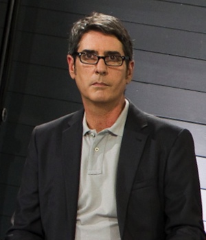  src="https://www.formulatv.com/images/noticias/33200/33268/1.jpg##677##200"/></div><p><b>¿Cuál es el objetivo de audiencia que os marcáis para esta temporada en La 2?</b></p><p>La 2 no está en la guerra de las audiencias. Nosotros hacemos buenos programas, somos un servicio público que complementa la oferta televisiva nacional y sólo miramos que los programas sean buenos. Pero nos da muchas satisfacciones porque muchas veces con documentales o con películas un tanto difíciles, que son las que da La 2, tenemos 1.000.000 de espectadores por las noches. Estamos muy contentos.</p><blockquote>"Si no existiera La 2, nadie haría este canal desde otra empresa de televisión"</blockquote><p> <b>¿Os importa más la calidad de lo que emitís que la cantidad de espectadores que se pueda tener?</b></p><p>Nosotros no estamos aquí para tener cantidad de espectadores; estamos para dar calidad como servicio público. Lo que intentamos es que ese servicio público llegue al máximo de gente, pero está al alcance de todos; de este plato puede comer quien quiera.</p><p><b>Pero sí tenéis un público objetivo...</b></p><p>Está claro que La 2 tiene un público objetivo porque muchos de los programas que emite requieren de un cierto nivel cultural para poderlos comprender, somos conscientes de ello. Si no existiera La 2, nadie haría este canal desde otra empresa de televisión; con lo cual, ocupa el espacio que tiene que ocupar.</p><p><b>Entre la oferta actual de canales hay varios que ofrecen documentales de género factual. ¿Pensasteis en algún momento en La 2 en incorporar ese tipo de documentales?</b></p><p>No hace falta porque ya lo están haciendo otros canales. El género documental es muy amplio, tanto como el <a target="_blank" href="https://www.ecartelera.com">cine</a>. Hay unos documentales, sí factual o entretenimiento, que los adquieren otros canales y nosotros adquirimos los derechos o producimos otro tipo de documentales. Ese espacio ya está cubierto y nunca antes lo habíamos querido cubrir tampoco.</p><p><div class="imgnctxtd"><img loading="lazy" alt=