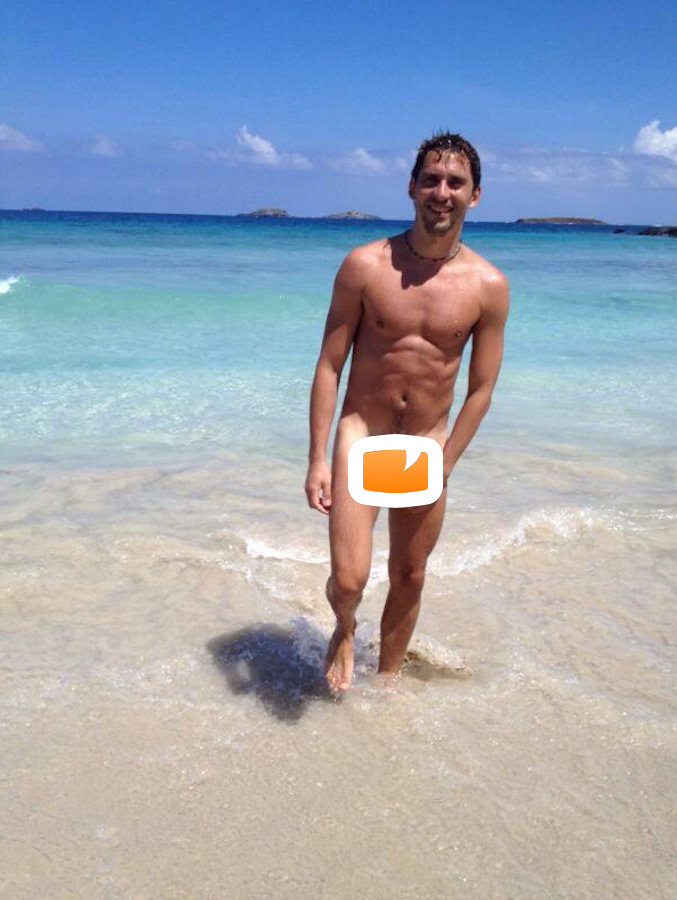 Paco León, completamente desnudo en la playa