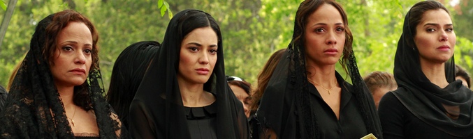 src="https://www.formulatv.com/images/noticias/33300/33325/3.jpg##677##200"/></div><h2 class='vh4'>Los jefes</h2><p><b>Rebecca Wisocky y Tom Irwin son Evelyn Powell y Adrian Powell</b></p><p>Tras el asesinato de su criada Flora, Evelyn y Adrian Powell emprenden la búsqueda de una nueva asistenta. El matrimonio acude habitualmente a los eventos sociales de la alta sociedad de Beverly Hills mientras Adrian prosigue con su vida de mujeriego.</p><p><b>Mariana Klaveno y Grant Show son Peri Westmore y Spence Westmore</b></p><p>Actores de éxito, Peri y Spence Westmore son los padres de un bebé de corta edad, a quien cuida Rosie. Centrados en su carrera artística y en atender sus numerosos compromisos profesionales, los esposos confían en el buen hacer de su asistenta.</p><p><b>Susan Lucci y Drew Van Acker son Genevieve Delatour y Remi Delatour</b> </p><p>Dependiente y emocionalmente inestable; así es Genevieve Delatour, una multimillonaria de gran corazón que vive junto a su hijo Remi en una fabulosa mansión. De la limpieza de su hogar se encargan Zoila y su hija Valentina.</p><p><b>Brianna Brown y Brett Cullen son Taylor Stappord y Michael Stappord</b></p><p>Tras contraer matrimonio recientemente, deciden contratar a una empleada del hogar para que se haga cargo de las tareas domésticas. Sin embargo, la vida personal de Taylor y Michael Stappord no es tan idílica como parece, hecho que Marisol descubre tras su llegada a Beverly Hills.</p><h2 class='vh3'>Sinopsis de los capítulos de este sábado</h2><h2 class='vh4'>1x01: "Piloto"</h2> </p><p>Las empleadas del hogar buscan consuelo las unas en las otras cuando su amiga y compañera Flora es brutalmente asesinada en la mansión de sus jefes, Evelyn y Adrian Powell, en el transcurso de uno de los eventos sociales más importantes del año. </p><p>Mientras, Marisol es contratada para hacerse cargo de la limpieza del hogar de Taylor y Michael </p><p>Stappord, una pareja de recién casados con una compleja historia de amor. Sin embargo, Marisol llega con una motivación oculta: cuando alguien a quien quiere parece estar involucrado en el asesinato de Flora, decide infiltrase en el mundo del servicio doméstico para descubrir la verdad.</p><div class="imgnctxt"><img loading="lazy" alt=