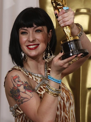 Diablo Cody sosteniendo su Óscar