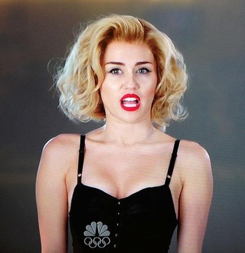 Miley Cyrus como Scarlett Johansson