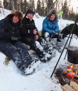  src="https://www.formulatv.com/images/noticias/33400/33482/2.jpg##677##200"/></div><p>Los aspirantes al trono pesquero de 'King Fishers' provienen de todos los rincones del mundo y están muy preparados para participar en la que consideran la competición de pesca definitiva. Estos participantes cuentan con varios años de experiencia, un arsenal repleto de equipos de alta tecnología y una sed de pesca difícil de superar. </p><p>Los concursantes de 'King Fishers' conforman una nueva generación de élite, la mejor de cada país, lista para hacerse con el mejor puesto en la clasificación final. Tanto si es desde el Círculo Ártico, la Inglaterra rural o el Caribe, todos ellos comparten  la misma emoción al capturar un majestuoso pez, pues es para ellos un sentimiento universal. </p><h2 class='vh4'>La mecánica del programa</h2><p>En cada una de las 10 entregas de 'King Fishers', tres pescadores altamente cualificados se enfrentarán en tres expediciones de pesca por separado. Cada uno de ellos retará a sus competidores a intentar realizar capturas en sus propias aguas, lo que les obligará a adaptarse a distintos estilos y técnicas, así como a nuevas condiciones en aguas extranjeras. </p><p><div class="imgnctxtd"><img loading="lazy" alt="Pescadores de &#39;KIng Fishers&#39;