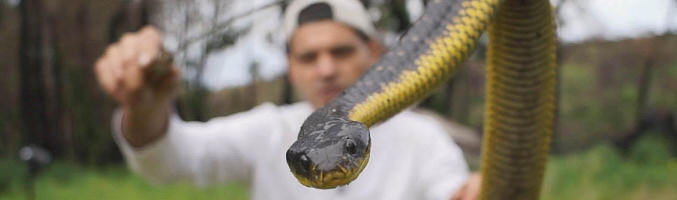 Frank Cuesta con una serpiente en 'Natural Frank'