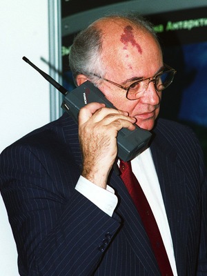 Mikhail Gorbachov usando un teléfono móvil