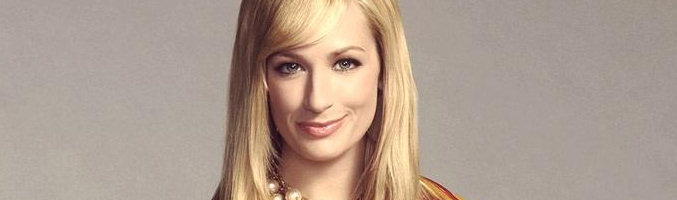 Beth Behrs en una imagen promocional de '2 Broke Girls'