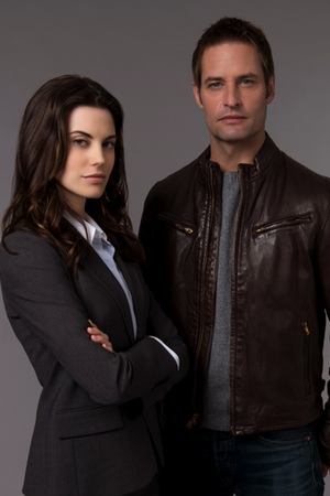 Meghan Ory y Josh Holloway en 'Intelligence'