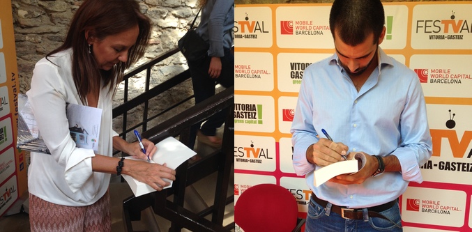 María Dueñas y Rubén Cortada firman 'El tiempo entre costuras'