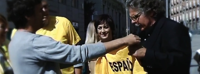 Cake Minuesa le entrega una camiseta en la que pone "Yo soy como Joan Tardà: español" a este político