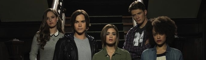 Merritt Patterson, Tyler Blackburn, Nicole Anderson, Brett Dier y Britne Oldford, protagonistas de &#39;Ravenswood&#39;