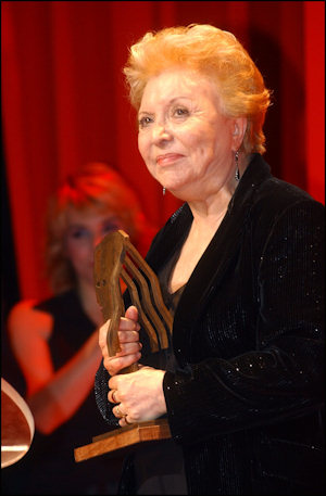 Amparo Soler Leal con su Fotogramas honorífico