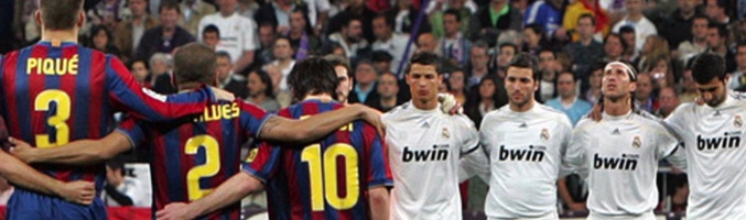 El Real Madrid y el F.C. Barcelona antes de comenzar uno de los clásicos