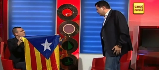 Tomás Roncero se asombra al ver la bandera independentista catalana durante la entrevista