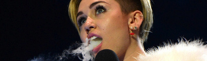 Miley Cirus fumó en el escenario durante los MTV EMA 2013