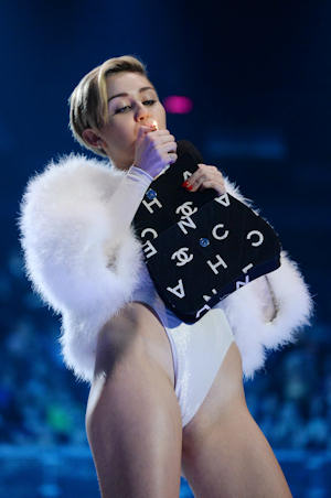 Miley Cyrus se fuma un porro en los MTV EMA 2013