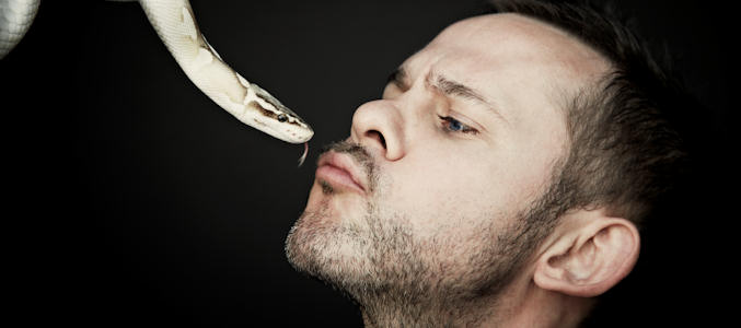 Dominic Monaghan, a punto de besar a una serpiente