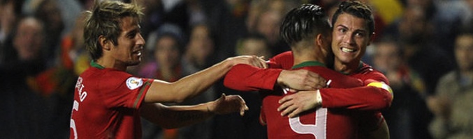 Los jugadores de la selección lusa celebran su victoria ante el Suecia