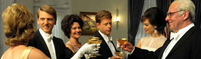 Greg Kinnear y Katie Holmes como John F. Kennedy y su mujer Jackie en 'los Kennedy'