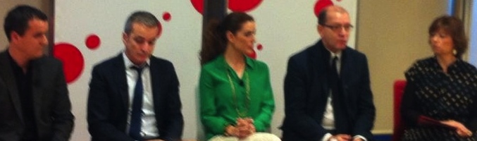 Raquel Sánchez Silva junto al equipo directivo de Cuatro y la productora 60dB