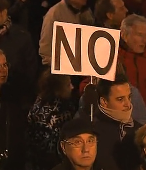 Manifestantes pidiendo la vuelta de RTVV