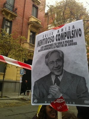 Pancarta de protesta contra Julio Ariza