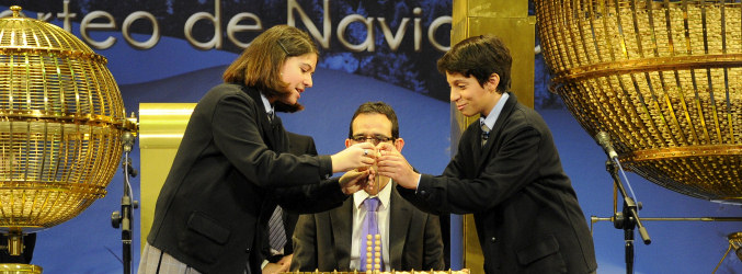 Imagen de los niños de San Ildefonso encargados de sacar el Gordo de la Lotería de Navidad