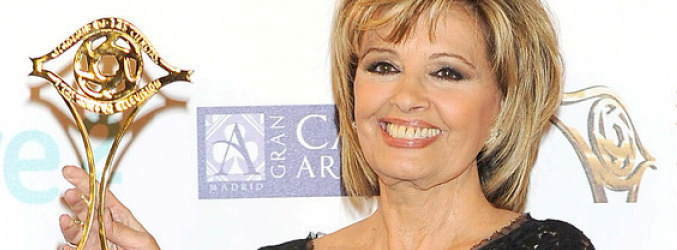 María Teresa Campos recogiendo su Premio Iris 2013 Toda una vida