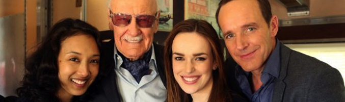 Stan Lee junto a Maurissa Tancharoen, Elizabeth Henstridge y Clark Gregg &lt;span&gt;Fuente: The Hollywood Reporter&lt;/span&gt;