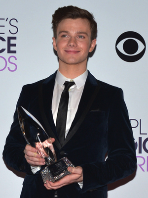 Chris Colfer con su galardón