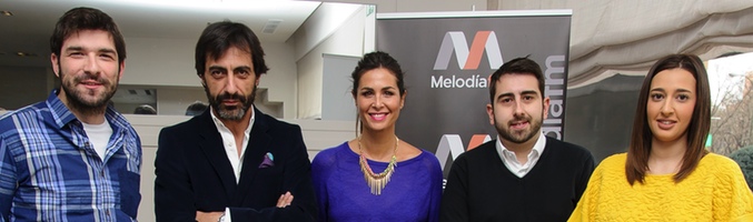 Los presentadores junto a los colaboradores: Nacho García, Sara Ramos y Bernat Barrachina