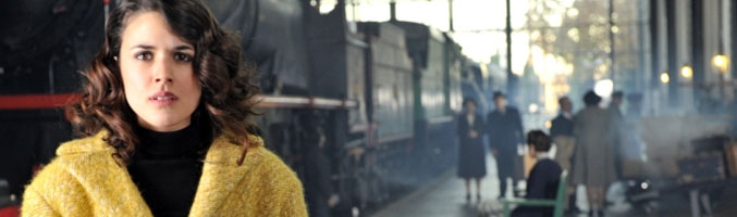Sira Quiroga (Adriana Ugarte) en la estación de tren
