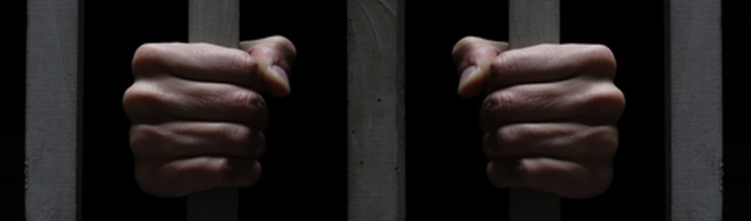 Imagen de un preso en una celda