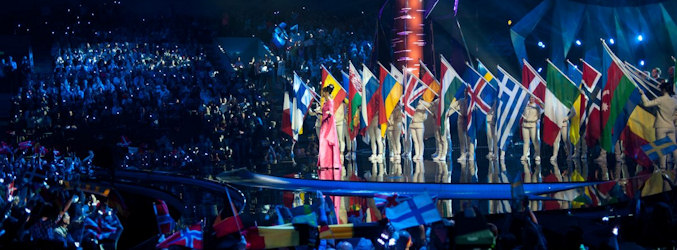 Las banderas de los países de la UER ondean sobre el escenario de Eurovisión