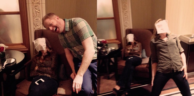 Jesse Tyler Ferguson y Julie Bowen con Sofia Vergara durmiendo