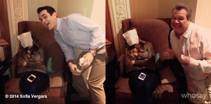 Ty Burrell y Eric Stonestreet con Sofia Vergara durmiendo