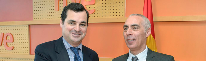 Leopolodo González-Echenique y Antonio Martín, tras firmar el acuerdo <span>Fuente: RTVE</span>
