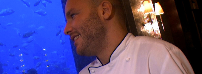 Ángel Zapata ante el acuario del restaurante Ossiano