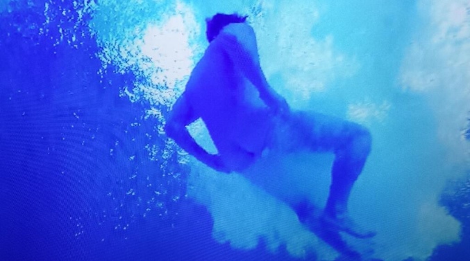 Keith Duffy desnudo tras perder el bañador en 'Splash!'