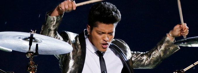 Bruno Mars en el intermedio de la Super Bowl