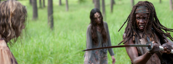 Michonne se defiende de los zombies de 'The Walking Dead'