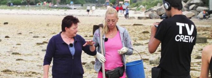 Belén Esteban junto a una mariscadora en la playa de O Bao