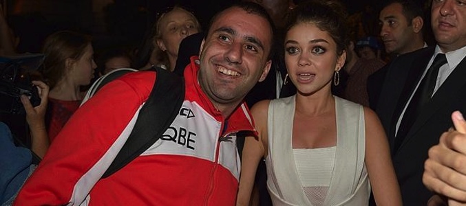 Momento de la fotografía de Sarah Hyland con el fan