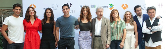 Ramón Campos con el reparto de 'Velvet'