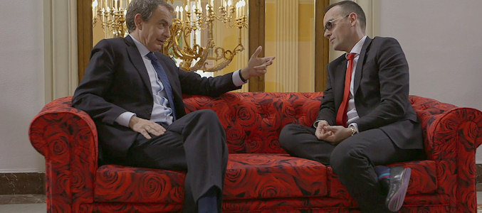 Zapatero y Risto Mejide conversan en un chester de rosas rojas socialistas