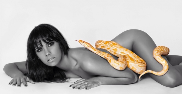 Cristina Pedroche desnuda con una serpiente