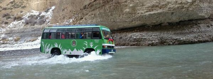 Los aventureros a bordo del "tractor-bus" por el río Gandakhi