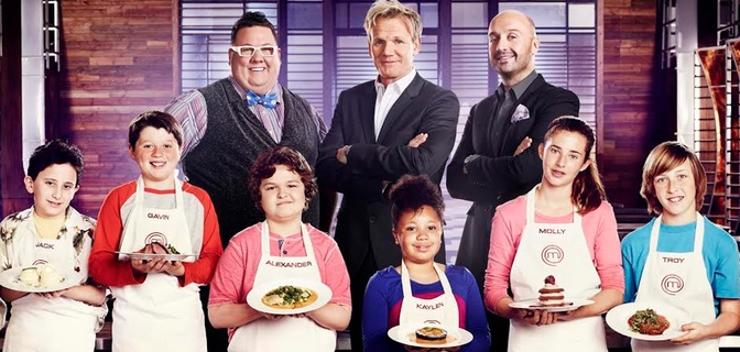 Los jueces de 'MasterChef USA Junior' junto a los concursantes