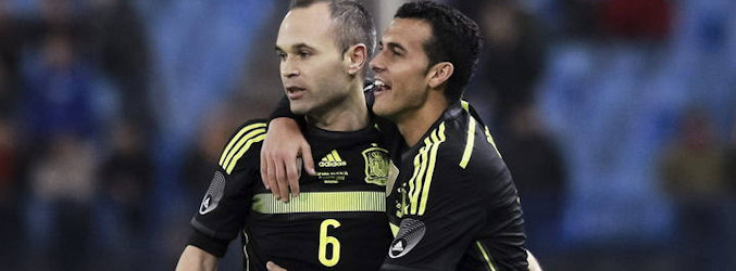 Iniesta y Pedro se abrazan durante el partido de España contra Italia